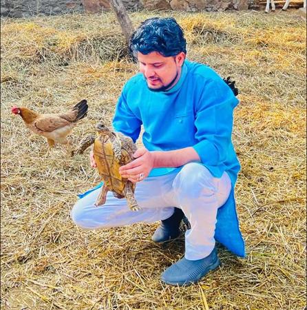 दीपक सारस्वत: समाज सेवा की मिसाल, फिल्मों के साथ-साथ संवार रहे हैं जरूरतमंदों की तकदीर