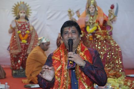 सुरेश गुप्ता और वीना गुप्ता ने अपने हाथों से किया माता की चौकी की ज्योति प्रज्वलित, किया साड़ी वितरण